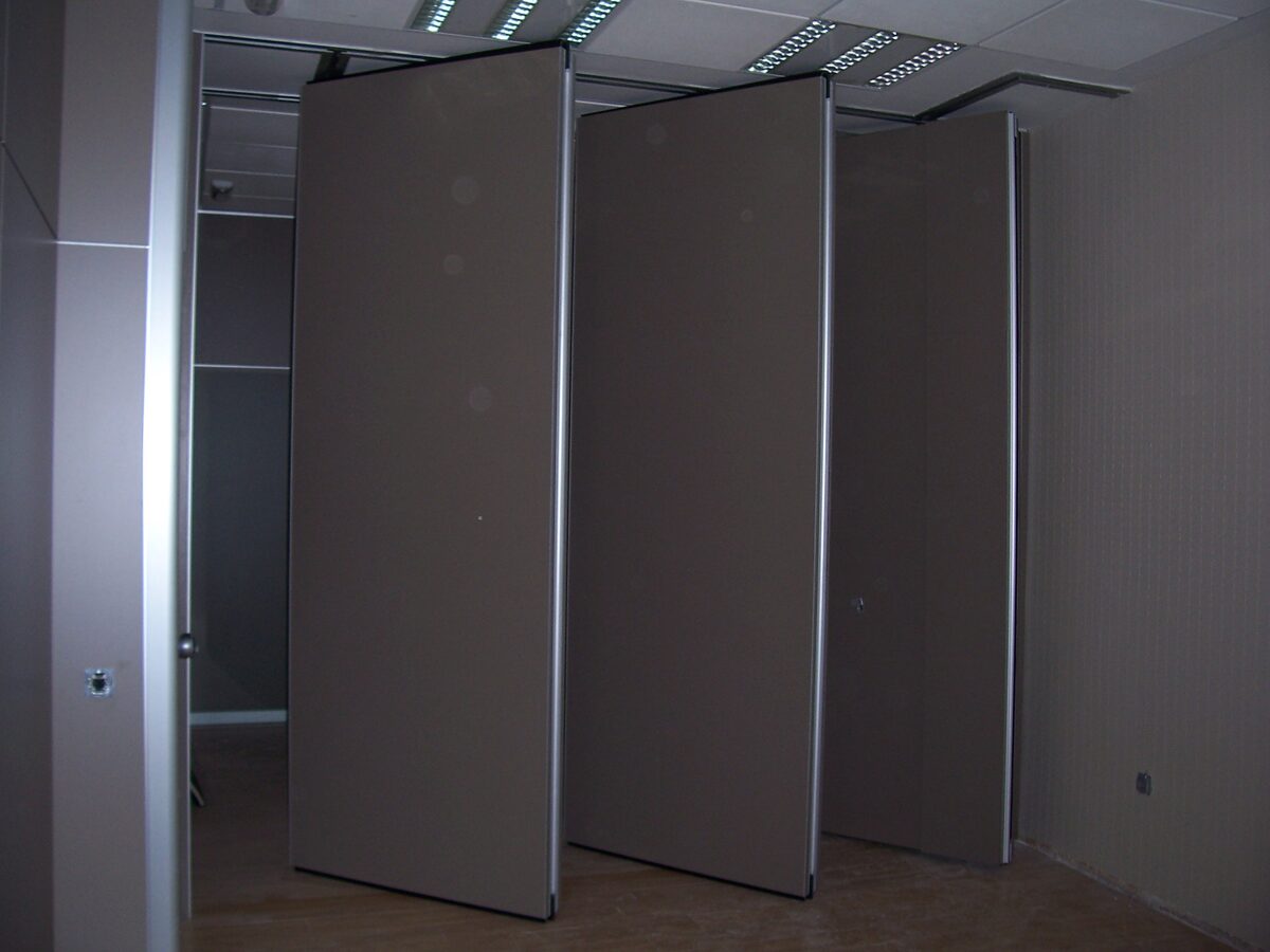 Tabique móvil de paneles en una sala de oficinas