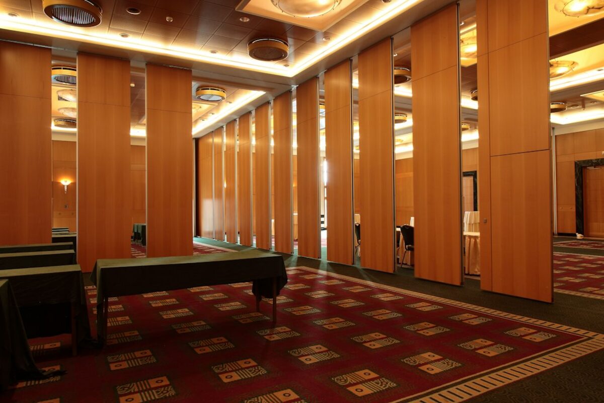 Salón dividido con tabique móvil de paneles de madera